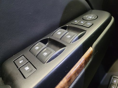 Used 2018 Chevrolet Suburban Premier RWD image 27
