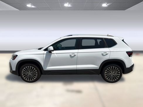Used 2025 Volkswagen Taos SE FWD image 2