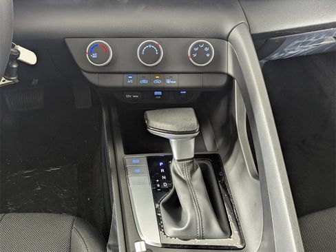 Certified 2025 Hyundai Elantra SE image 20