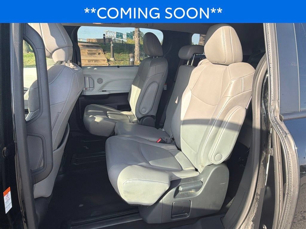 Used 2025 Toyota Sienna XLE FWD image 13