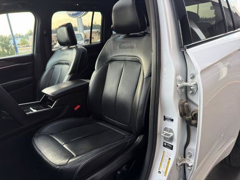Used 2024 Jeep Grand Cherokee Overland AWD/4WD image 18