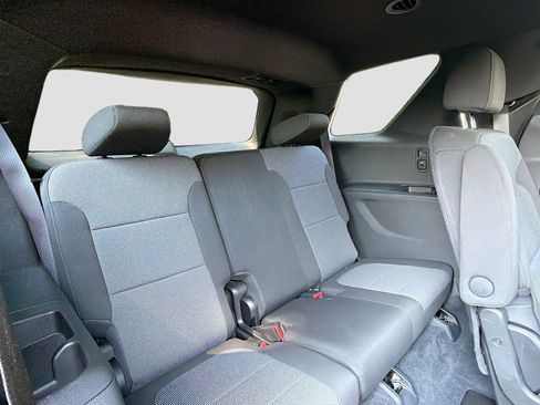 Used 2022 Chevrolet Traverse LT FWD image 25