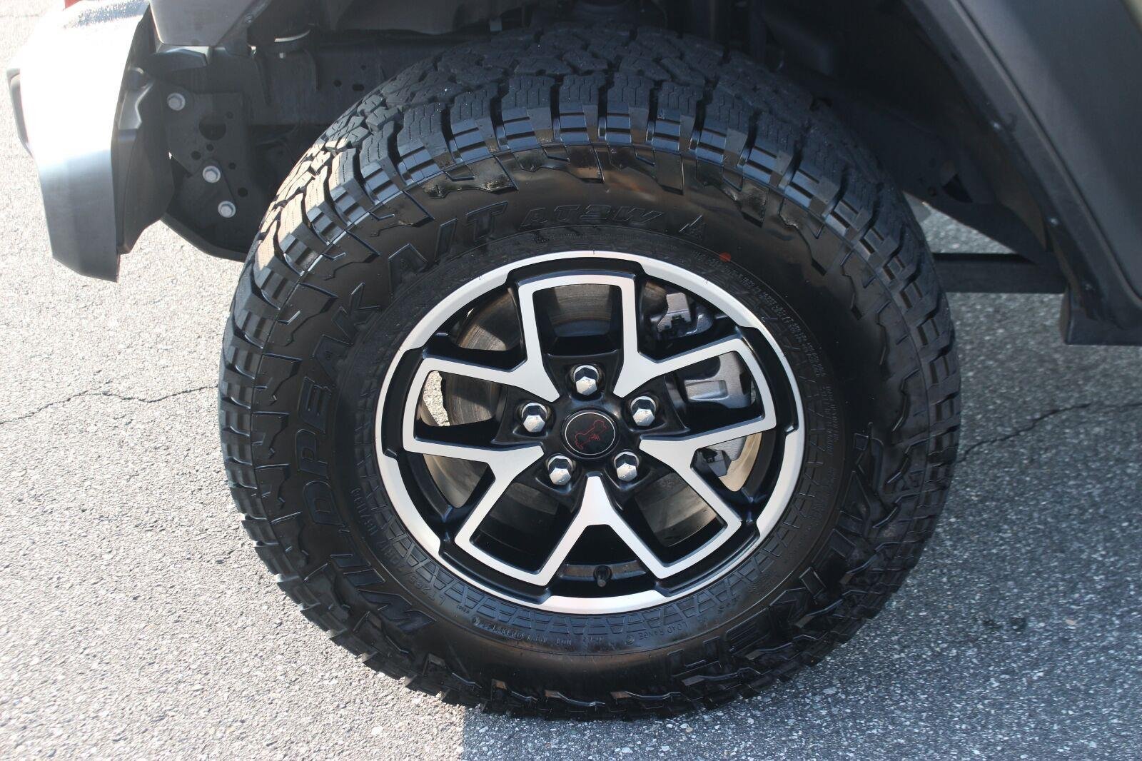 Used 2025 Jeep Gladiator Rubicon w/ Convenience Group AWD/4WD image 40