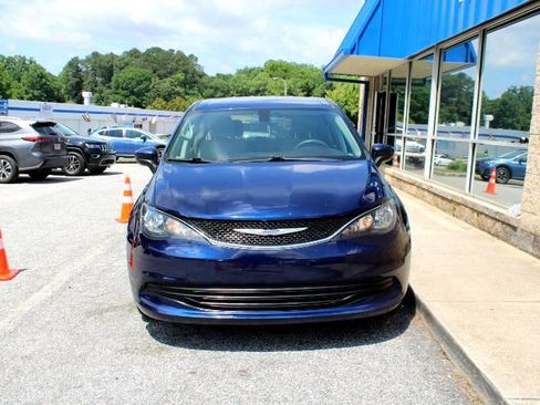 Used 2020 Chrysler Voyager LX image 2