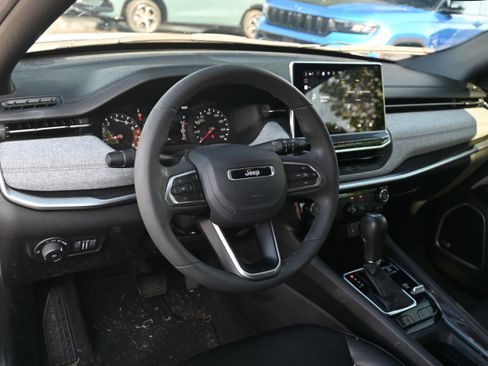 Used 2024 Jeep Compass Latitude w/ Sun and Sound Group AWD/4WD image 11