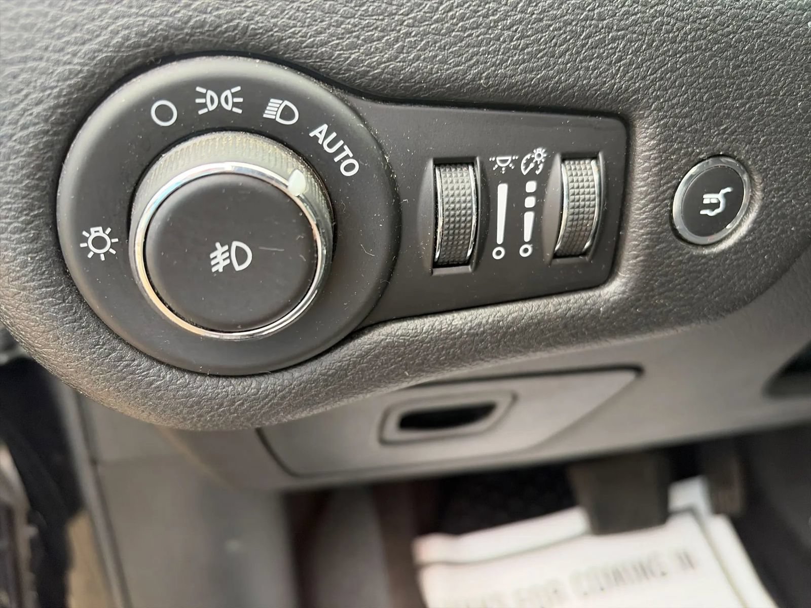 Used 2018 Jeep Cherokee Trailhawk AWD/4WD image 13