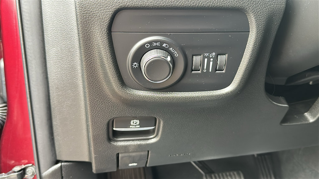 Used 2025 Jeep Grand Cherokee Laredo w/ Luxury Tech Group I AWD/4WD image 14