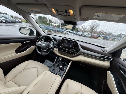 Used 2022 Toyota Highlander XLE image 16