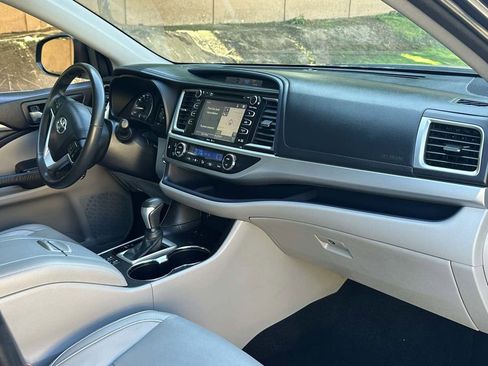 Used 2015 Toyota Highlander XLE FWD image 13