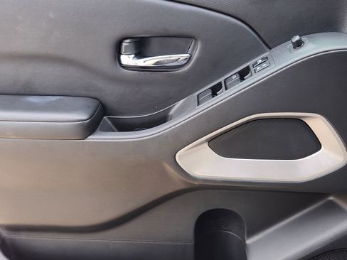 Used 2025 Nissan Frontier SV w/ SV Convenience Package image 25