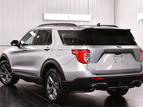 Used 2022 Ford Explorer XLT w/ Equipment Group 202A AWD/4WD image 5
