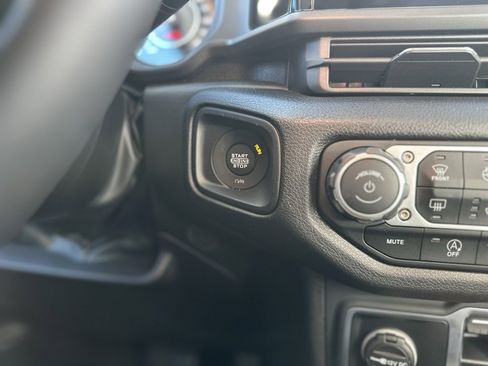 Used 2025 Jeep Gladiator Sport image 27