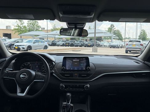 Used 2025 Nissan Altima 2.5 SV FWD image 33