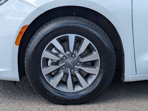 Used 2023 Chrysler Pacifica Touring-L FWD image 42