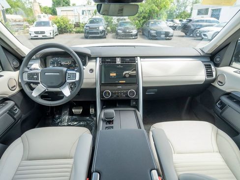 New 2025 Land Rover Discovery Dynamic SE image 16