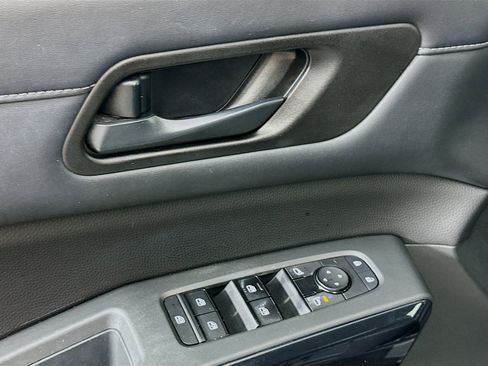 Used 2023 Nissan Pathfinder S image 15