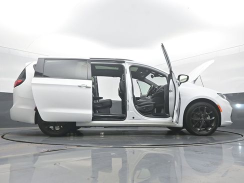 Used 2025 Chrysler Pacifica Limited image 61