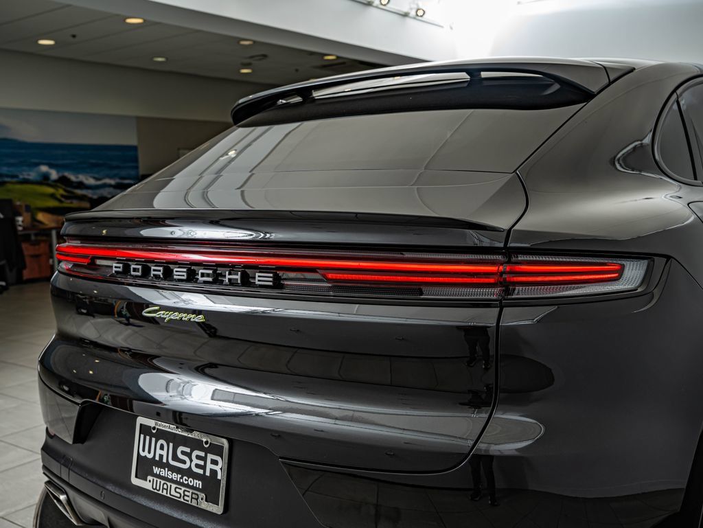 Certified 2025 Porsche Cayenne E-Hybrid Coupe AWD/4WD image 17
