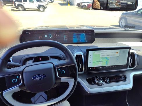 Used 2025 Ford Expedition Platinum image 21