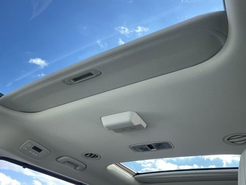 Certified 2025 Kia Carnival SX image 16