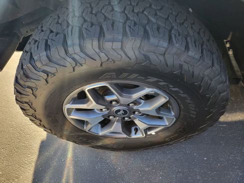 Used 2025 Ford Bronco Badlands image 2