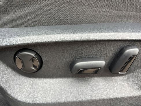 Used 2025 Volkswagen Atlas Cross Sport SE image 23