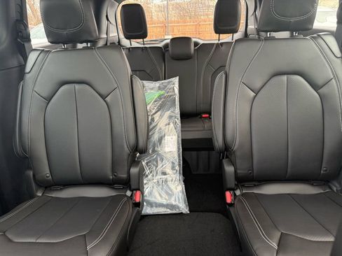 New 2026 Chrysler Pacifica Select AWD/4WD image 13