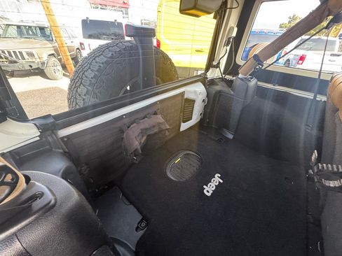 Used 2015 Jeep Wrangler Unlimited Rubicon w/ Connectivity Group image 11