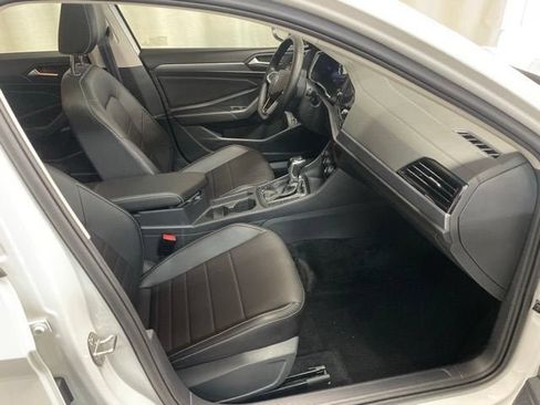 Certified 2023 Volkswagen Jetta SE w/ Panoramic Sunroof Package FWD image 4