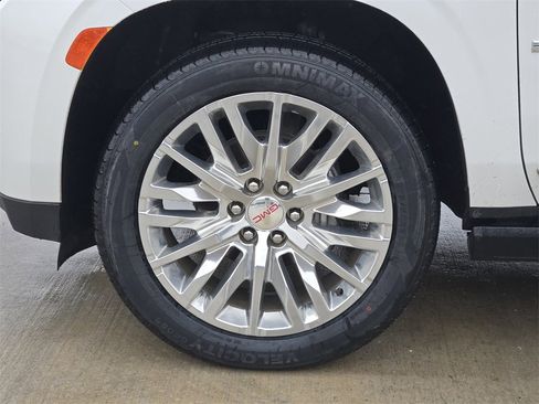 Used 2021 GMC Yukon Denali w/ Denali Premium Package image 7