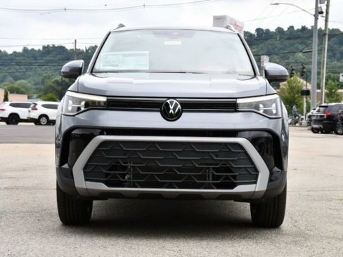 New 2025 Volkswagen Taos SE image 2