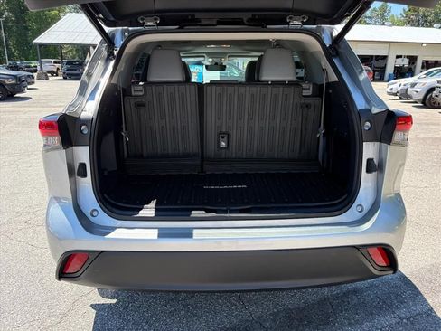 Used 2021 Toyota Highlander XLE AWD/4WD image 25