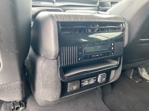 Used 2023 Jeep Wagoneer Series III w/ Preferred Equipment Group AWD/4WD image 20