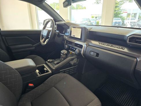 Certified 2025 Toyota Tacoma SR5 w/ SR5 Upgrade Package AWD/4WD image 44