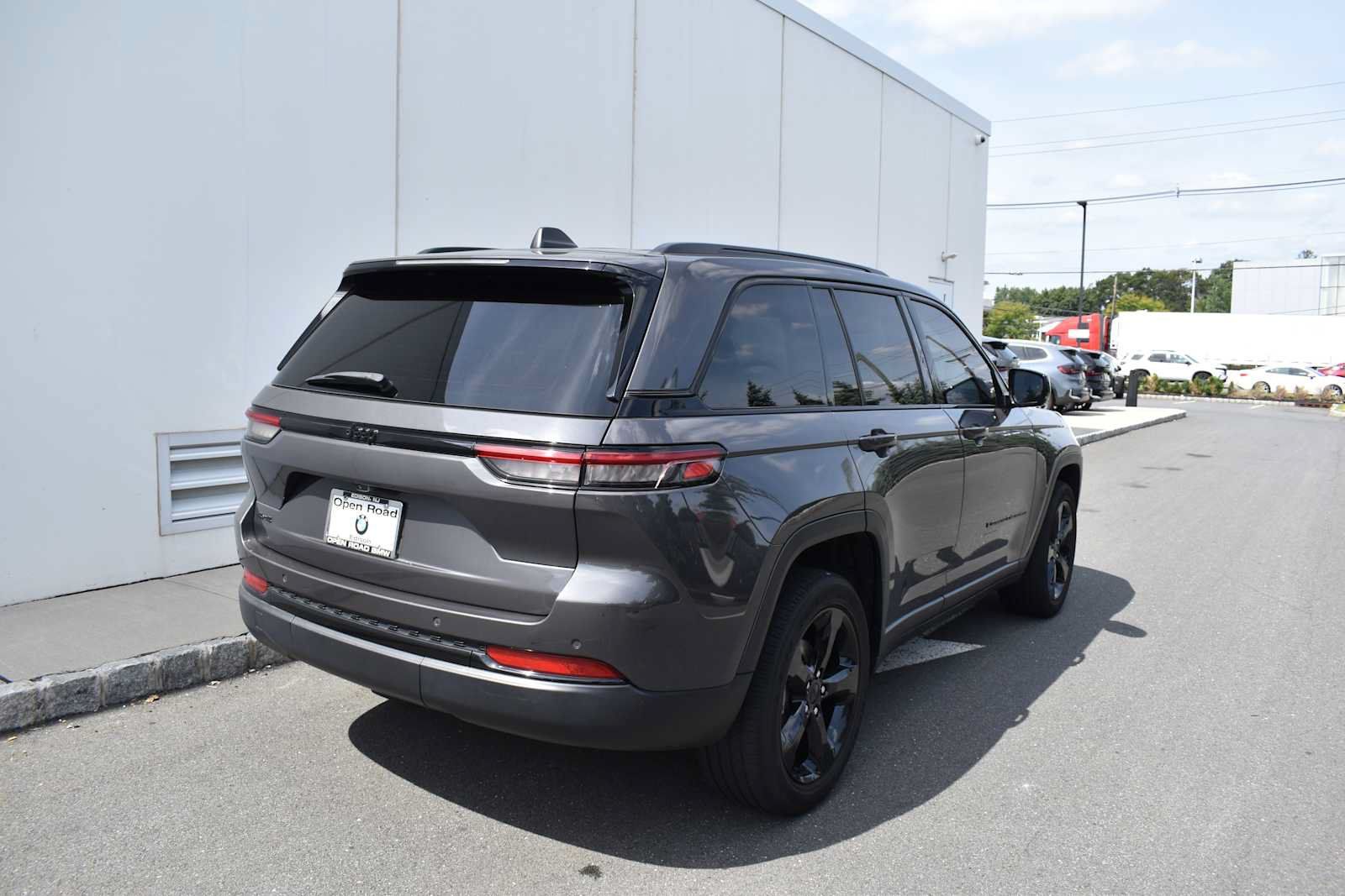 Used 2023 Jeep Grand Cherokee Altitude AWD/4WD image 5