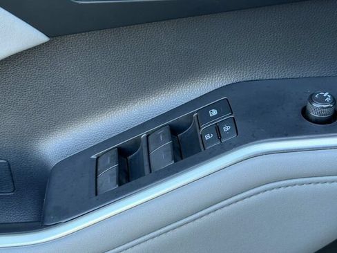 Used 2022 Toyota Highlander XLE AWD/4WD image 14