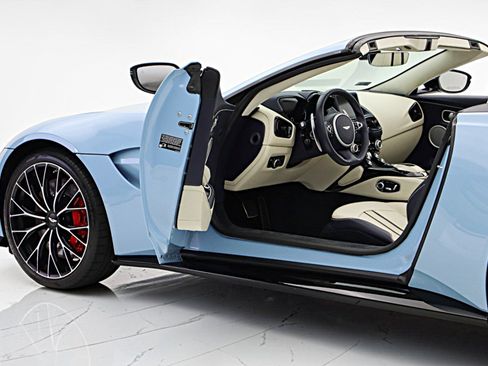 Used 2022 Aston Martin V8 Vantage Roadster RWD image 6