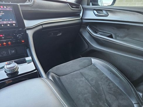 Used 2023 Jeep Grand Cherokee Altitude image 11