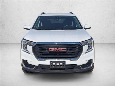 Used 2024 GMC Terrain SLE w/ Driver Convenience Package image 2