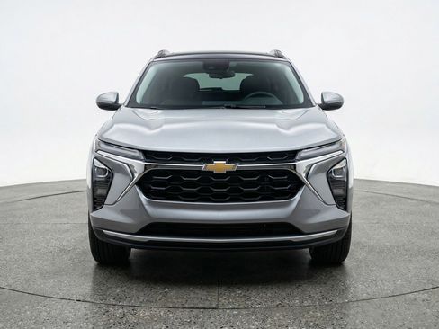 Used 2025 Chevrolet Trax LT image 2