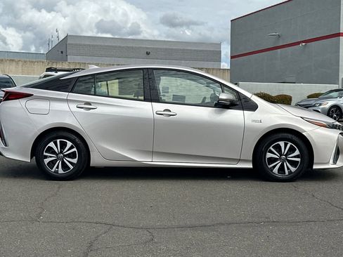 Used 2017 Toyota Prius Prime Premium image 6