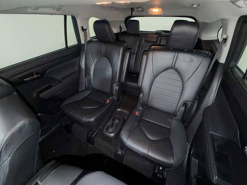 Used 2023 Toyota Highlander XLE image 25