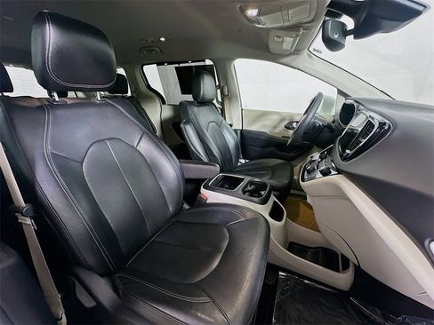 Used 2022 Chrysler Pacifica Touring-L image 12