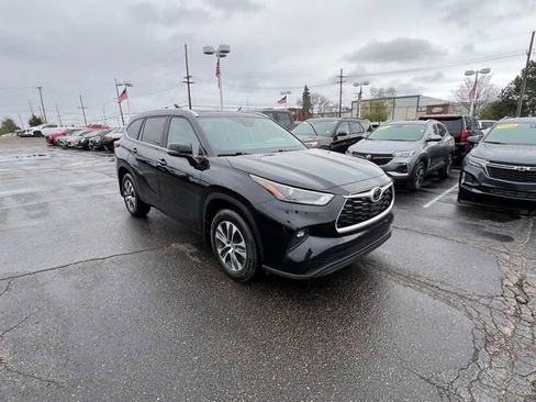 Used 2023 Toyota Highlander XLE AWD/4WD image 8