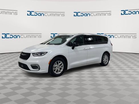 Used 2025 Chrysler Pacifica Select FWD image 4