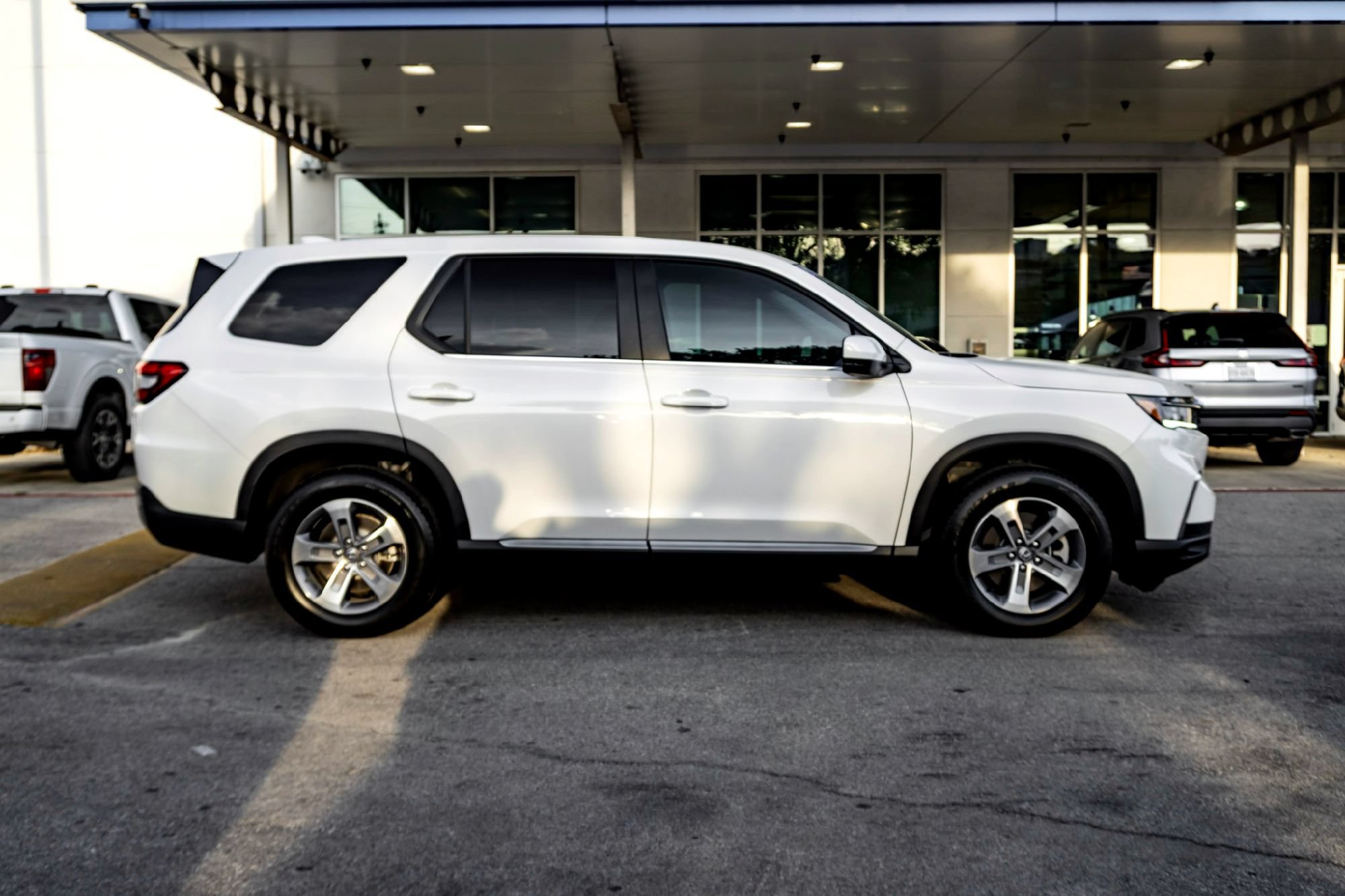Used 2025 Honda Pilot EX-L image 4