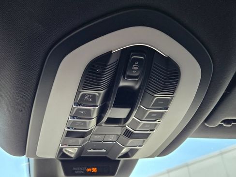 Used 2024 Porsche Macan AWD/4WD image 24