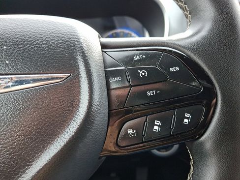 Used 2025 Chrysler Pacifica Limited FWD image 24