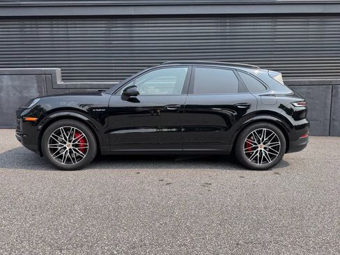 Certified 2026 Porsche Cayenne S AWD/4WD image 2