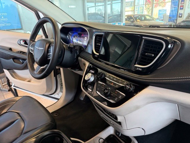 Used 2022 Chrysler Pacifica Touring-L w/ Uconnect Theater Family Group FWD image 29
